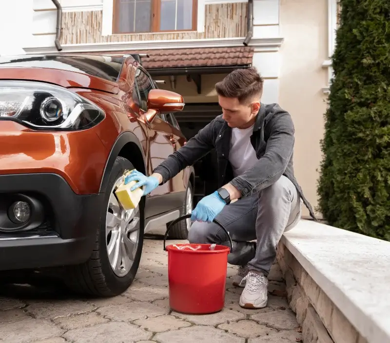 Lavage auto à domicile Bréchamps : professionnel intervenant sur un véhicule